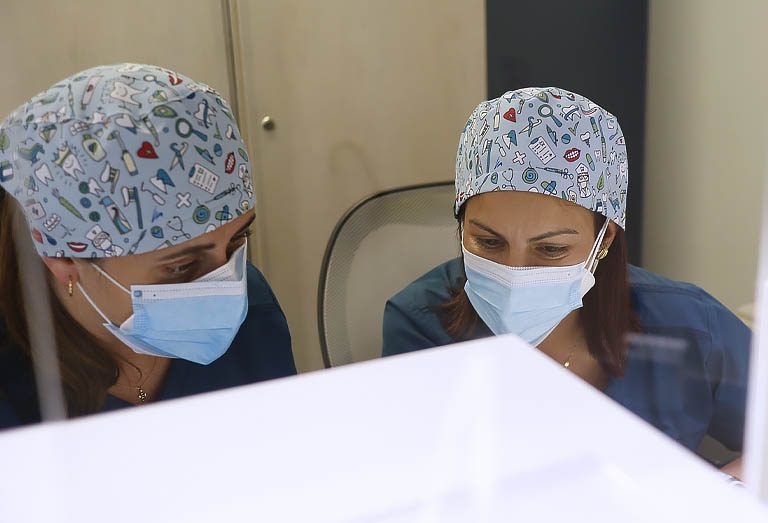 La primera visita en tu clínica dental requiere una serioe de protocolos que proyecten tu mejor imagen. Marketing para clínicas dentales.